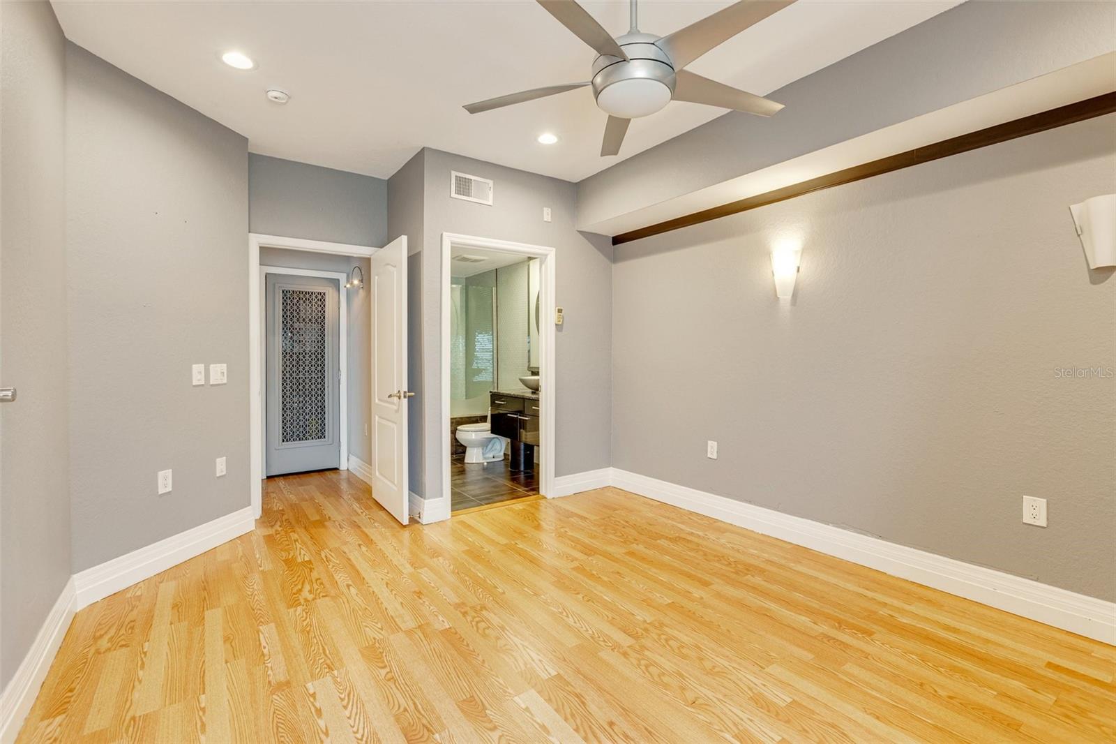 Image 20 of 42 For 5168 Northridge Road 106