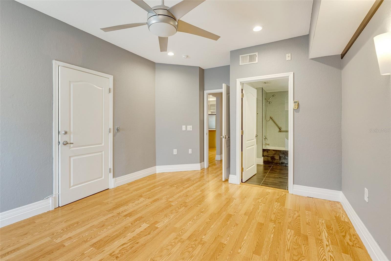 Image 21 of 42 For 5168 Northridge Road 106