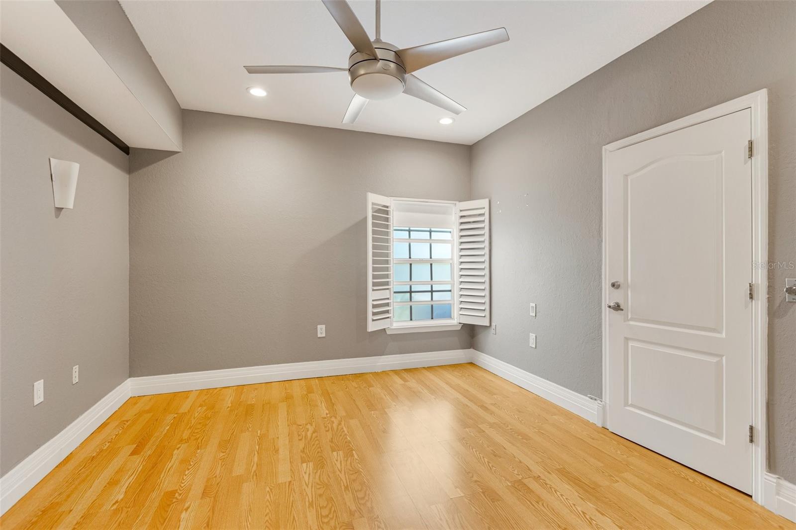 Image 22 of 42 For 5168 Northridge Road 106