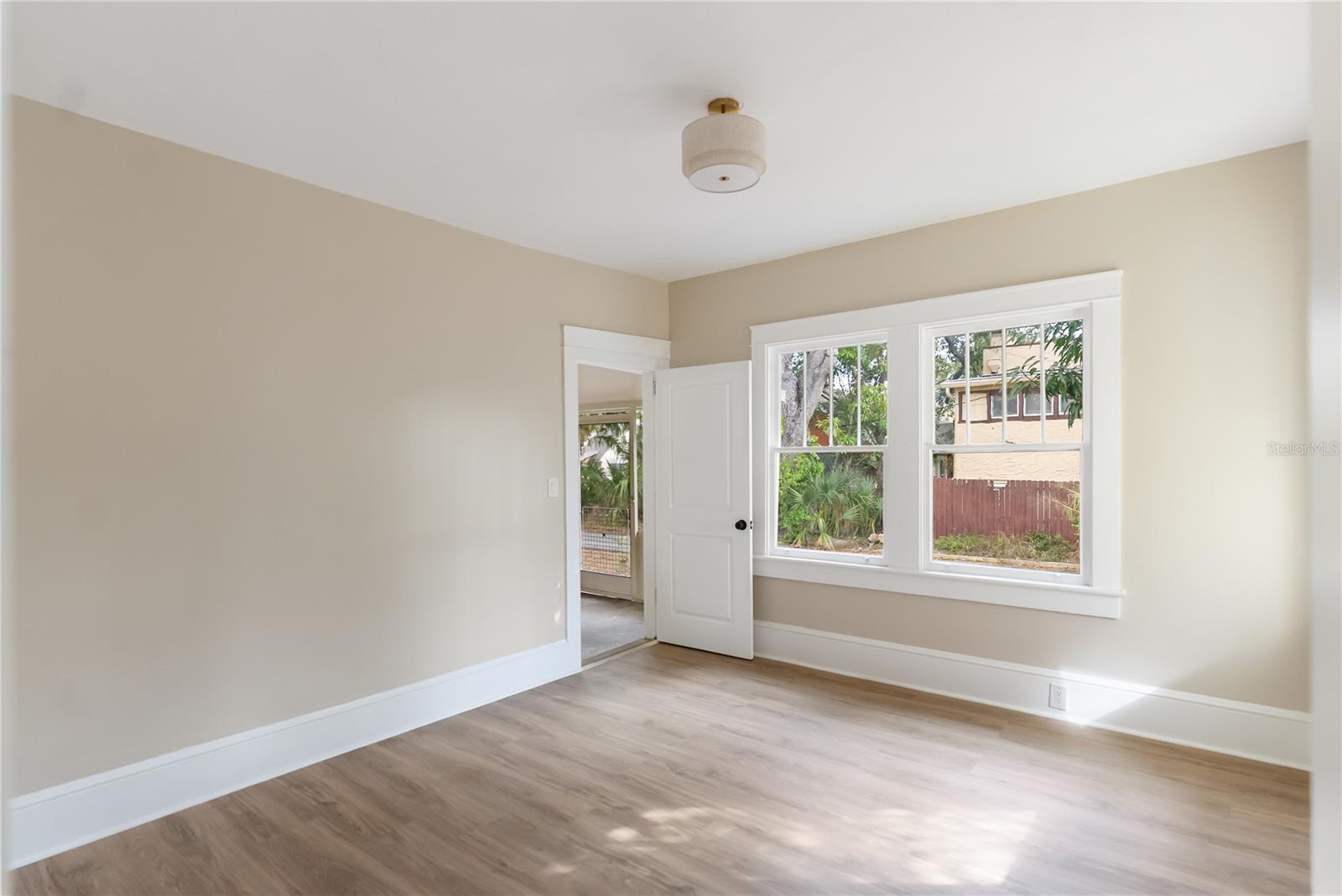 Image 37 of 75 For 1715 6th Avenue W