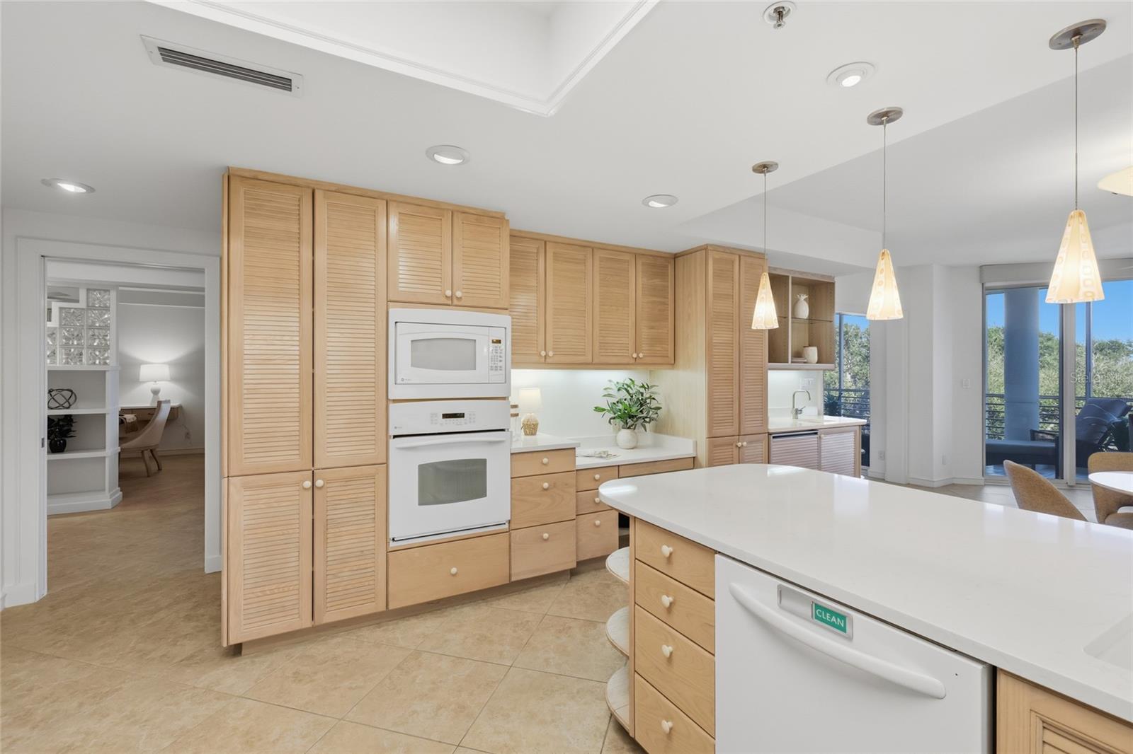 Image 15 of 44 For 2550 Harbourside Drive 333