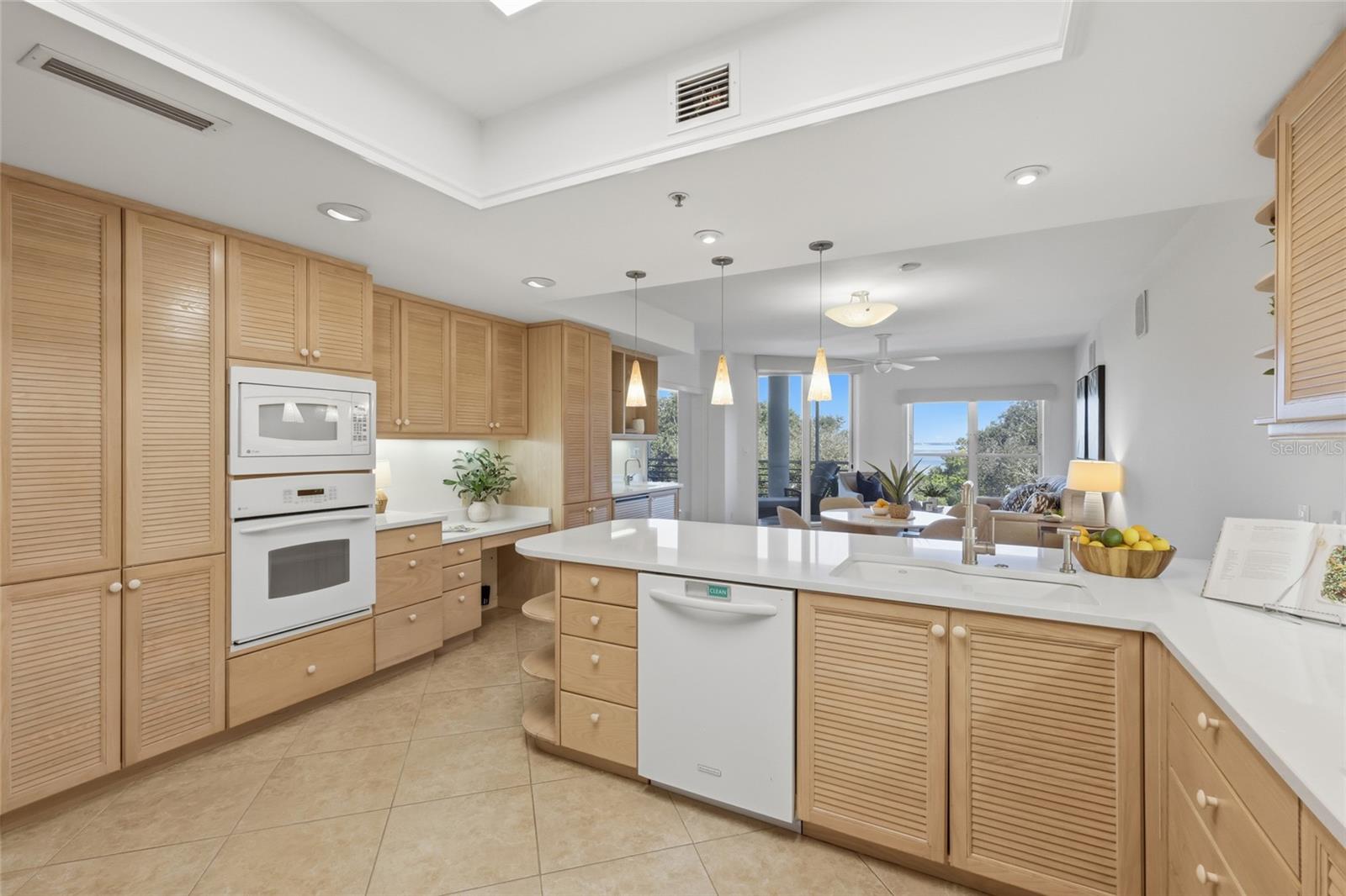 Image 16 of 44 For 2550 Harbourside Drive 333