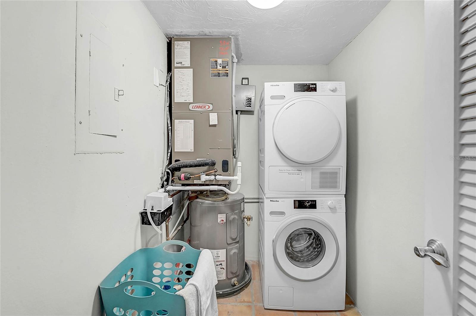 Image 18 of 41 For 8750 Midnight Pass Road 102