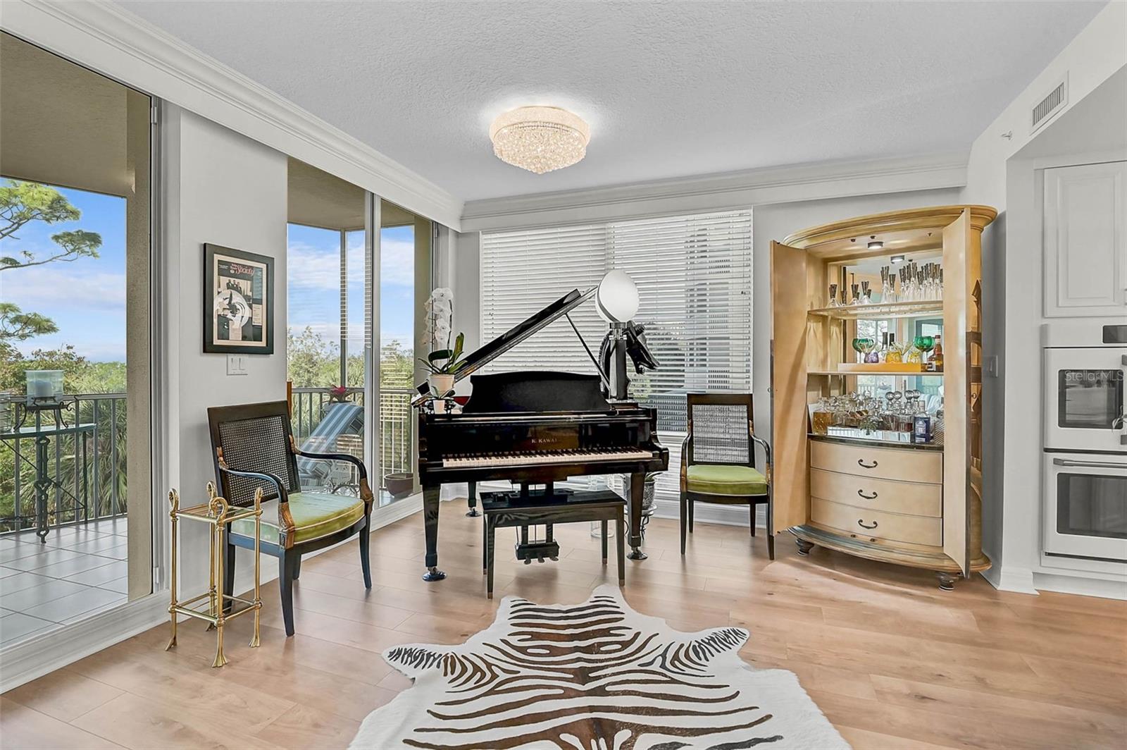 Image 14 of 62 For 385 N Point Road 304