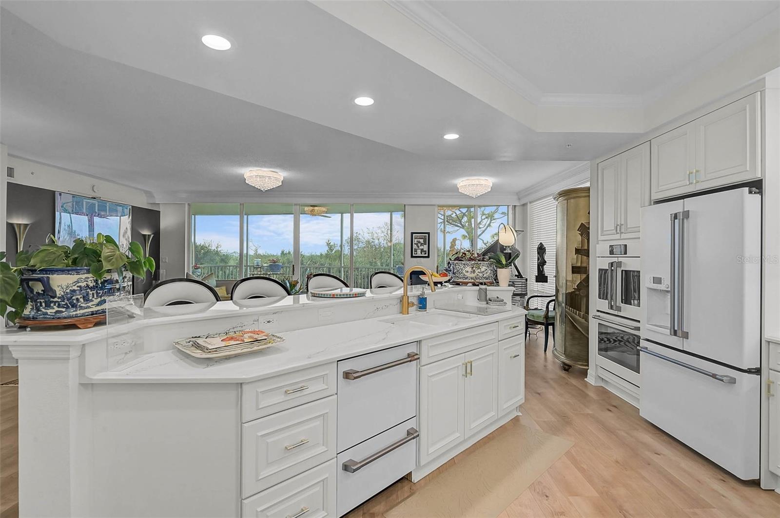 Image 17 of 62 For 385 N Point Road 304