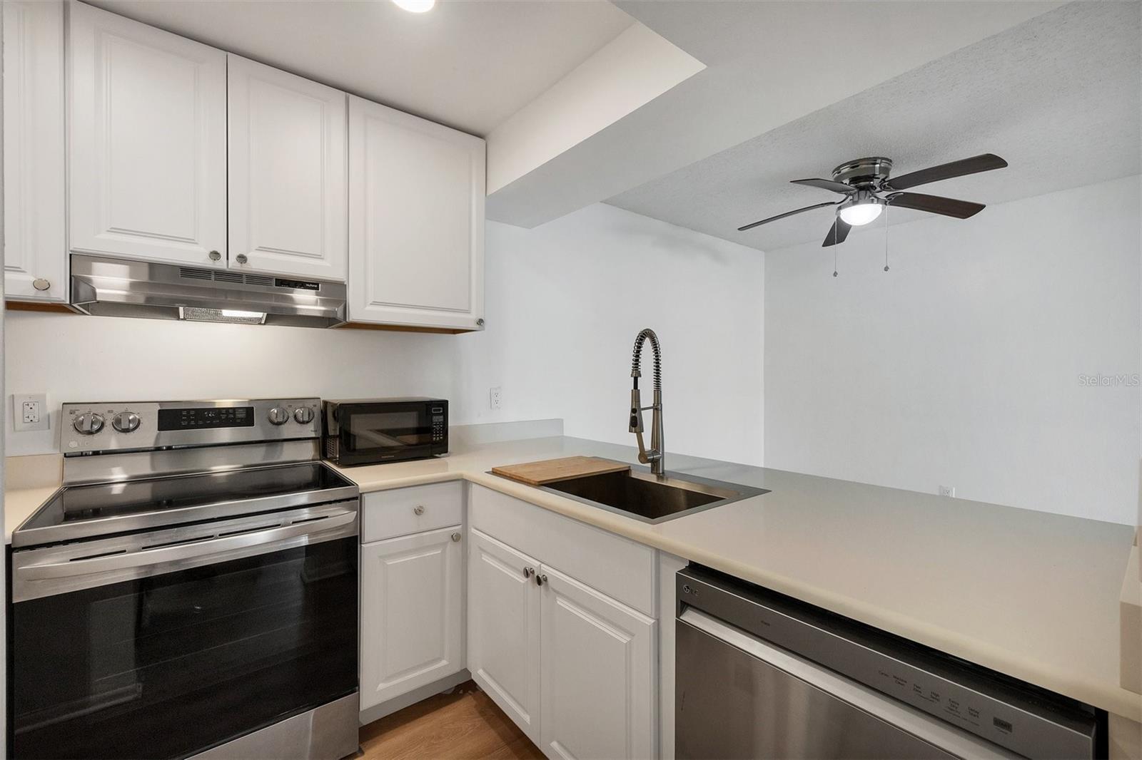 Image 10 of 31 For 3231 Beneva Road 103