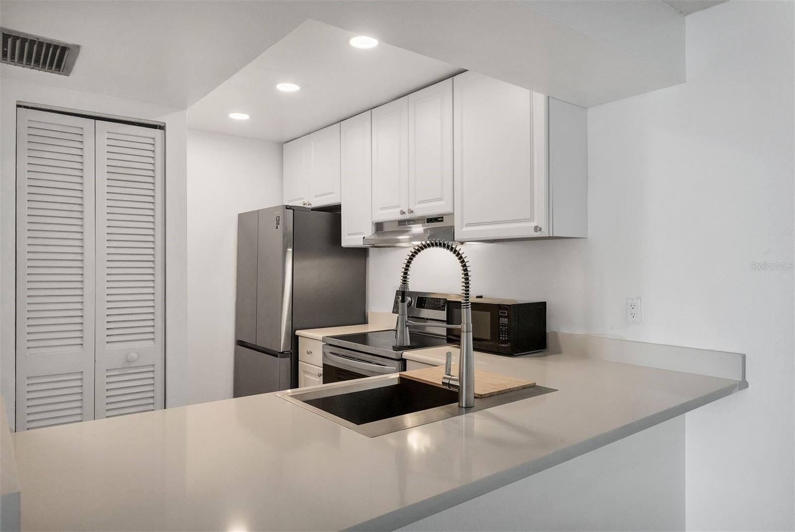 Image 8 of 31 For 3231 Beneva Road 103