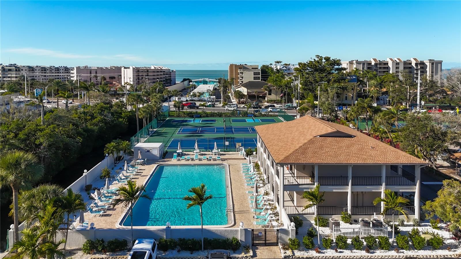 Image 37 of 44 For 6415 Midnight Pass Road 702