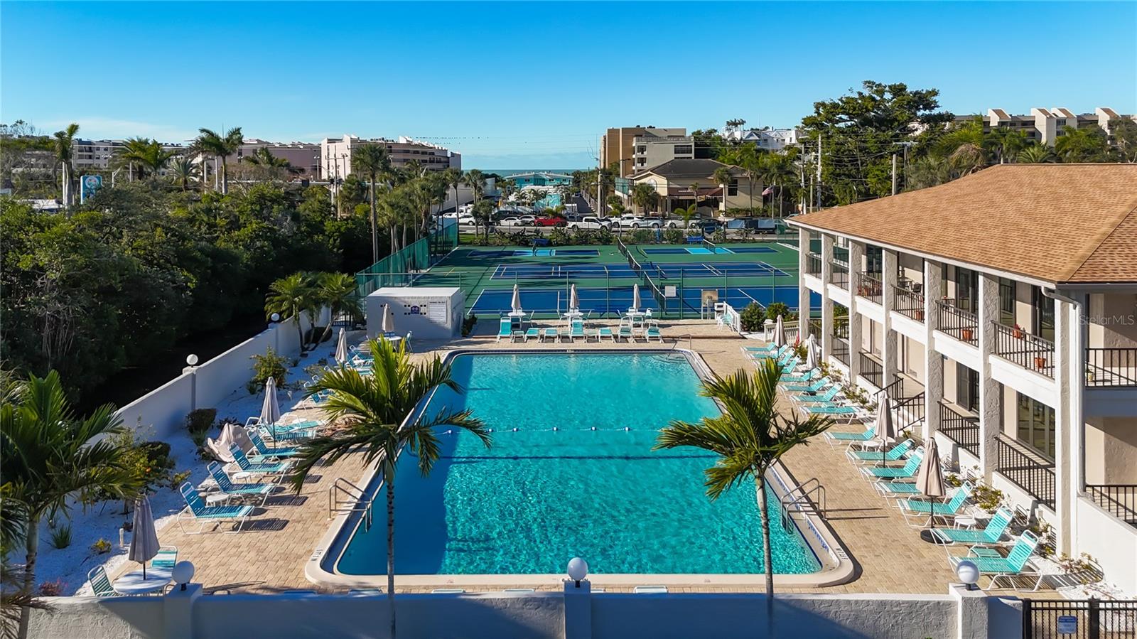 Image 38 of 44 For 6415 Midnight Pass Road 702