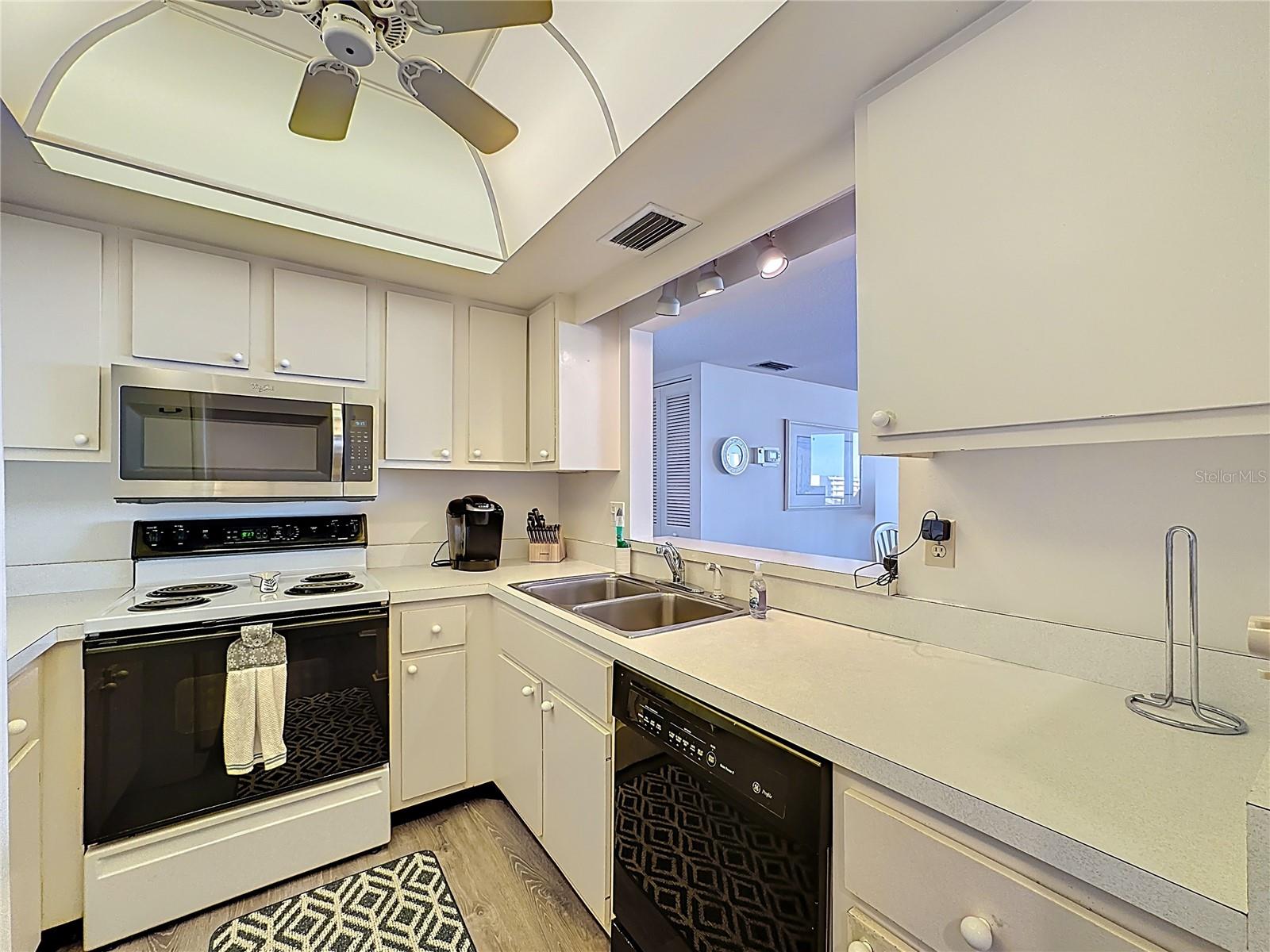 Image 5 of 44 For 6415 Midnight Pass Road 702