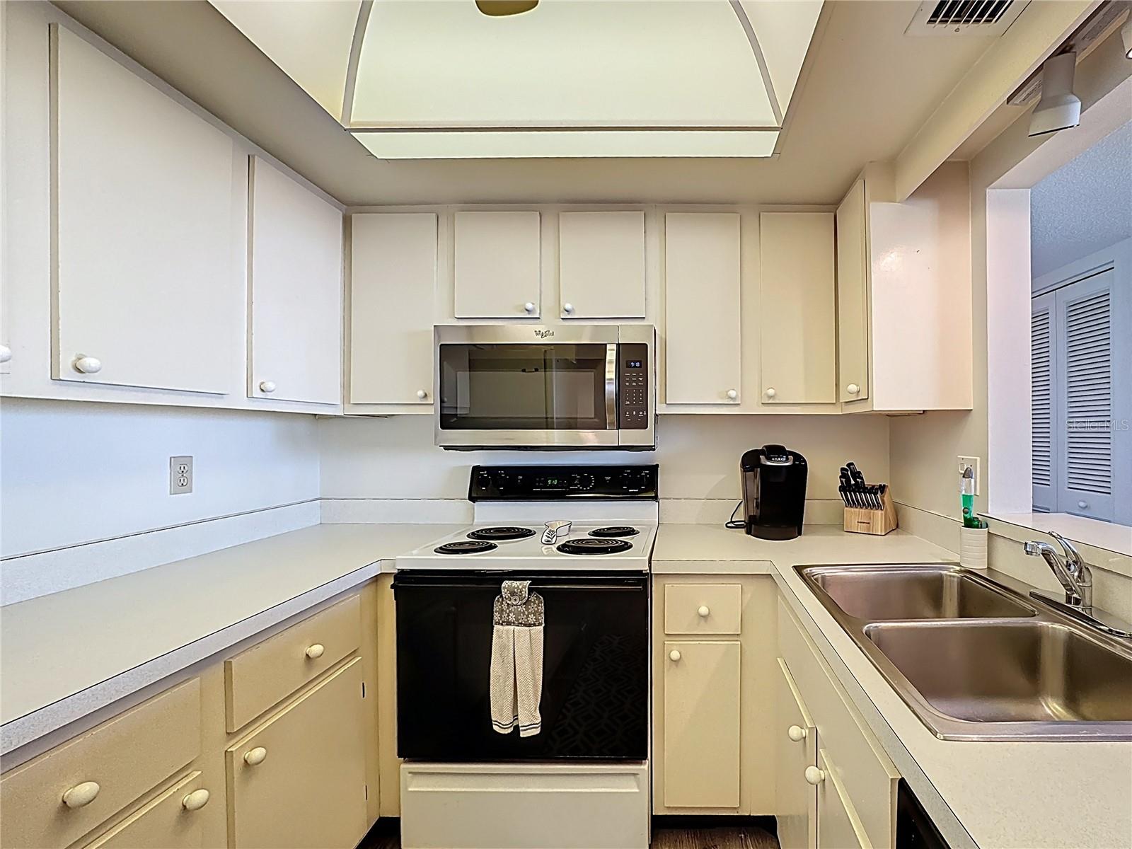 Image 6 of 44 For 6415 Midnight Pass Road 702