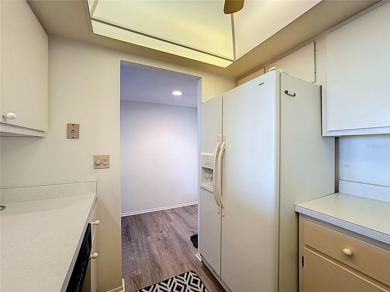 Image 7 of 44 For 6415 Midnight Pass Road 702