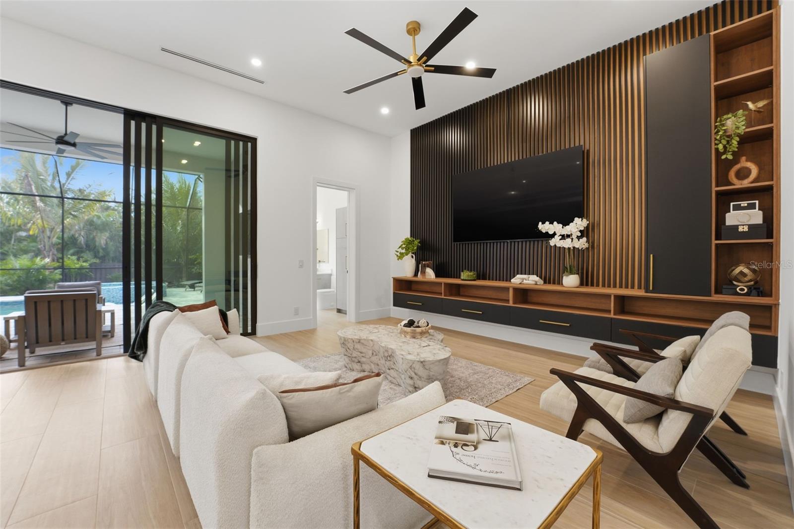 Image 12 of 63 For 2450 Hawthorne Street