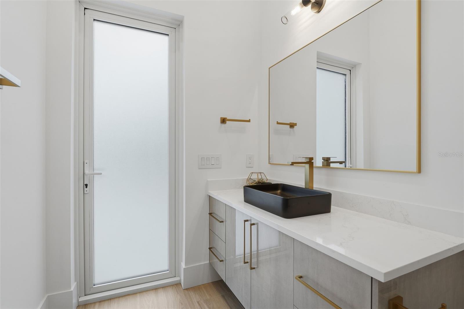 Image 15 of 63 For 2450 Hawthorne Street