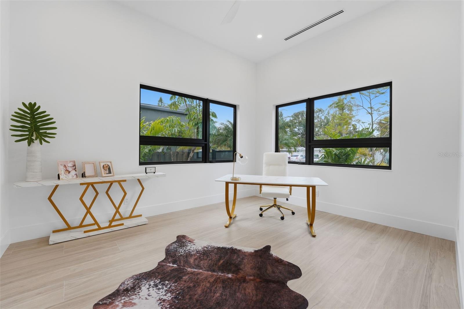 Image 16 of 63 For 2450 Hawthorne Street