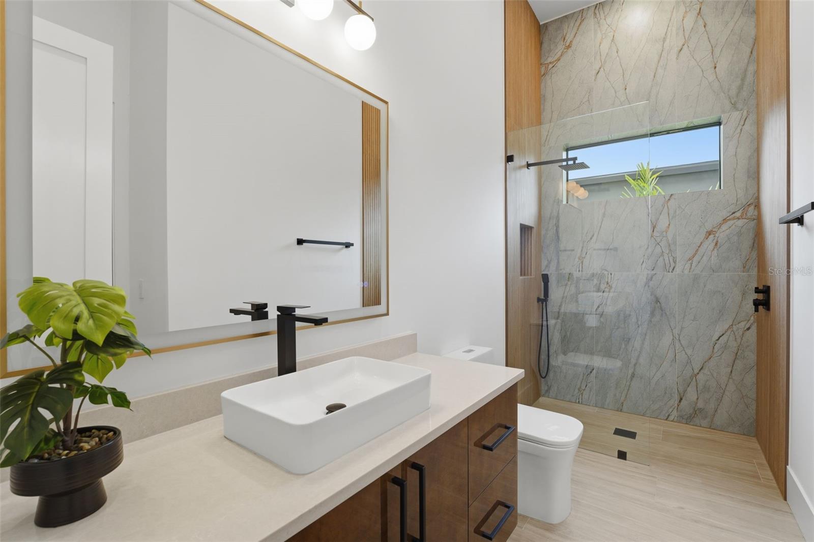 Image 17 of 63 For 2450 Hawthorne Street