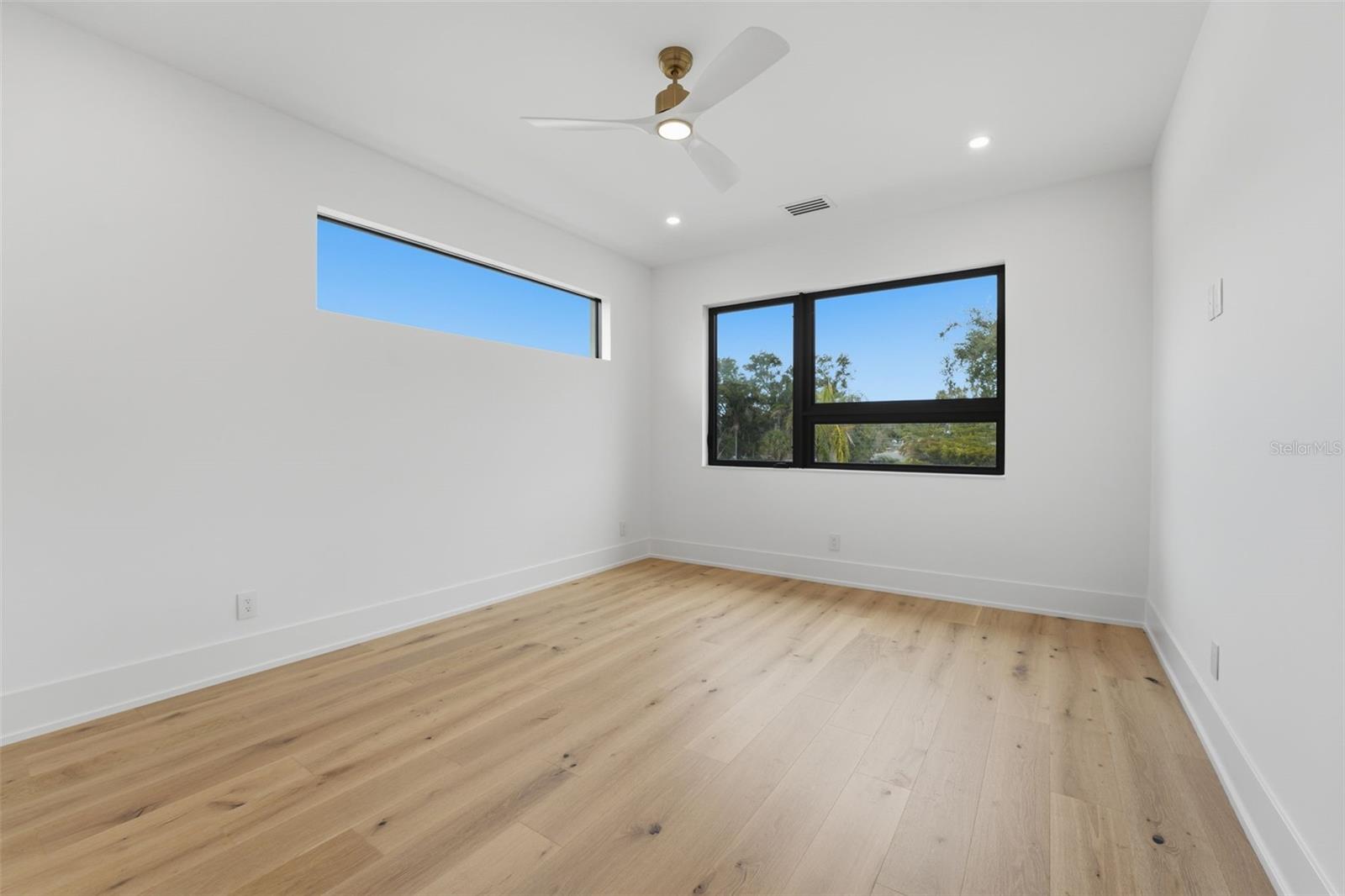 Image 22 of 63 For 2450 Hawthorne Street