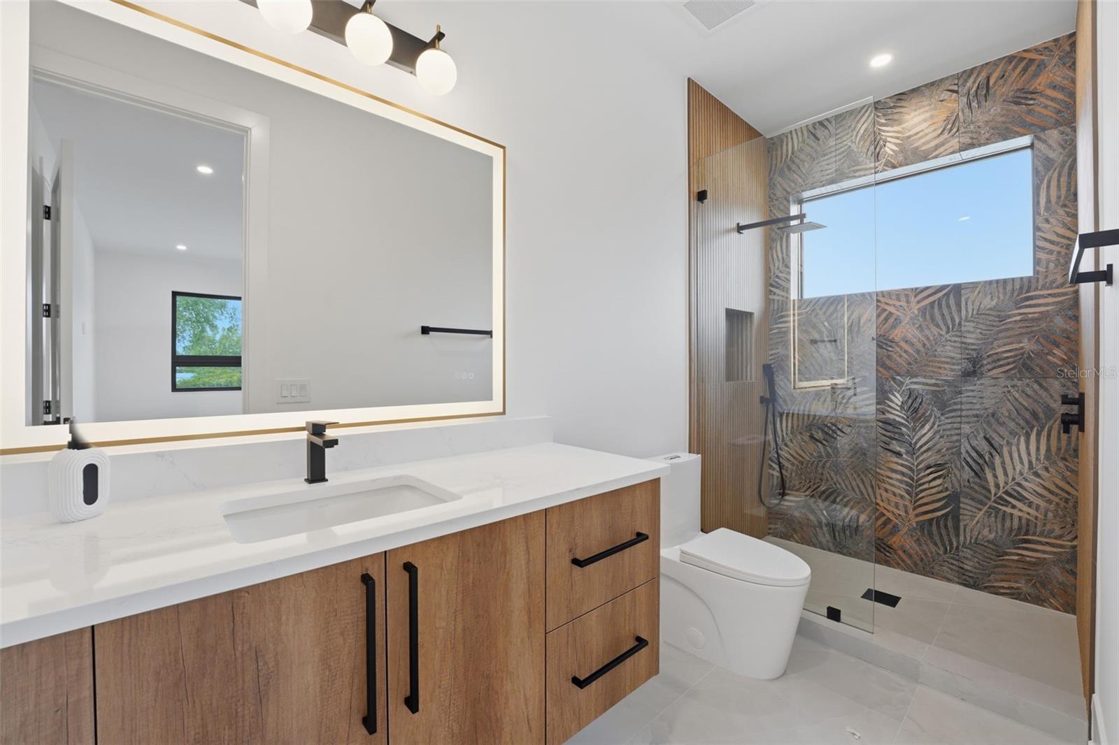 Image 24 of 63 For 2450 Hawthorne Street