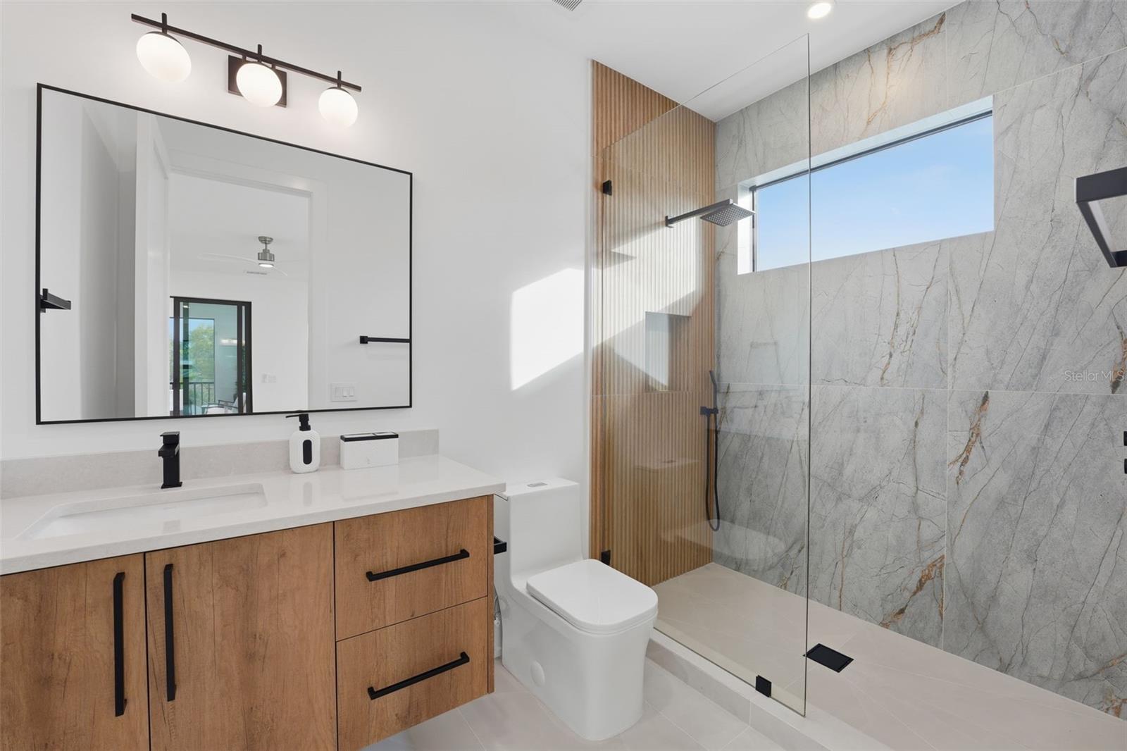 Image 36 of 63 For 2450 Hawthorne Street