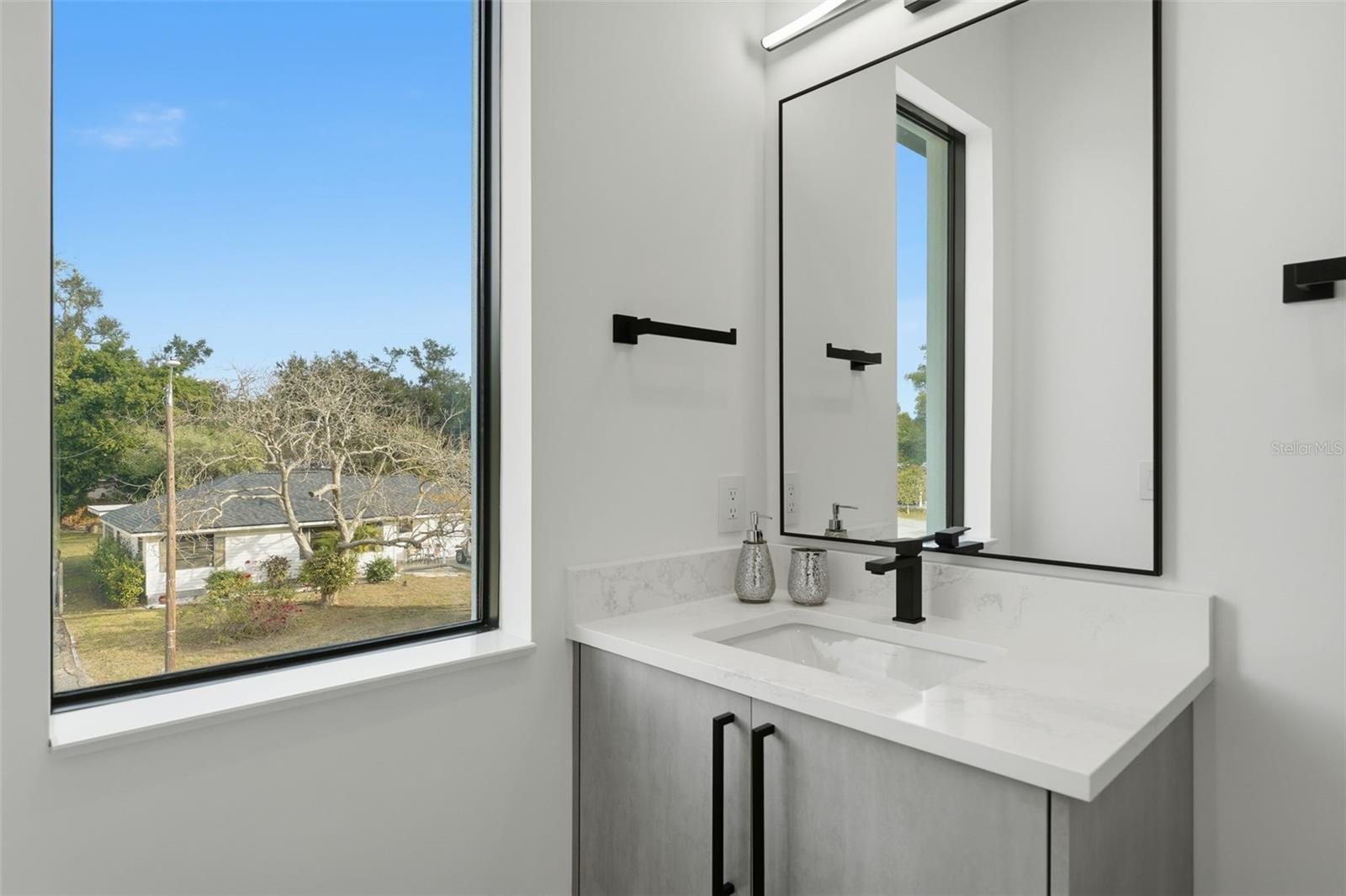 Image 39 of 63 For 2450 Hawthorne Street