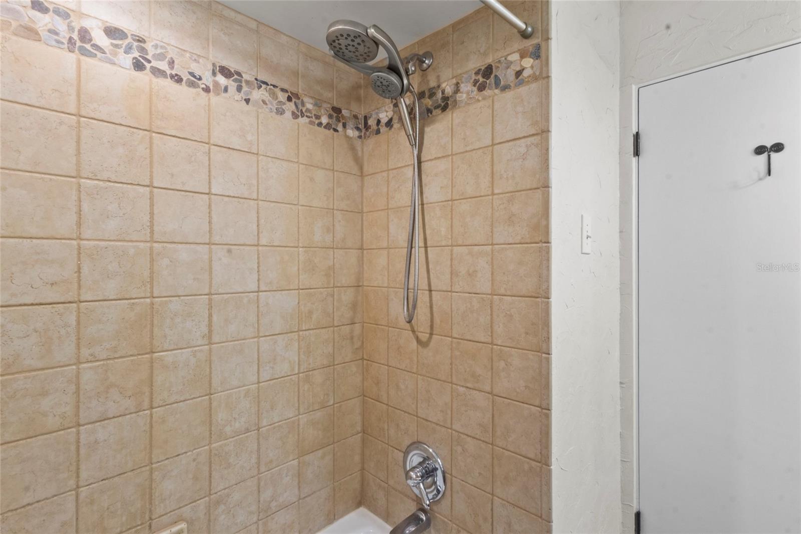 Image 11 of 33 For 2728 York Street N