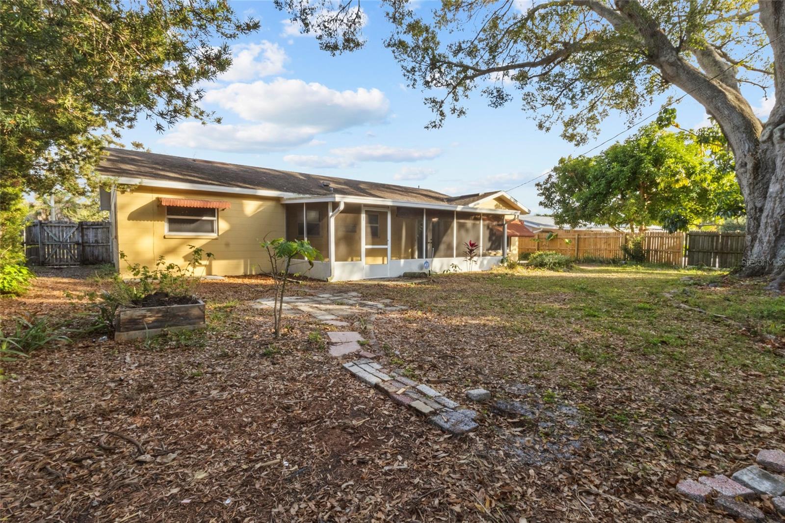 Image 23 of 33 For 2728 York Street N