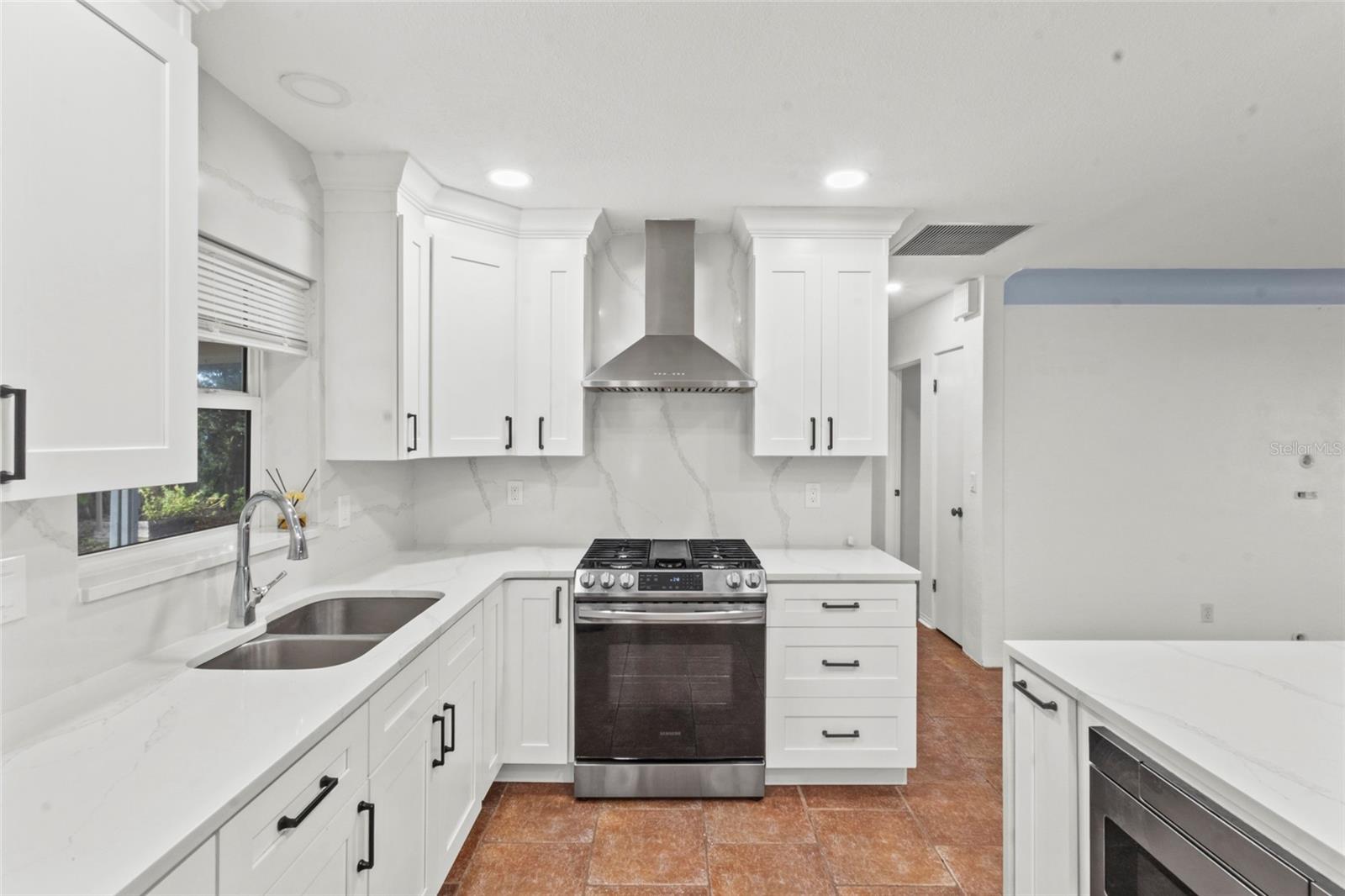 Image 9 of 33 For 2728 York Street N