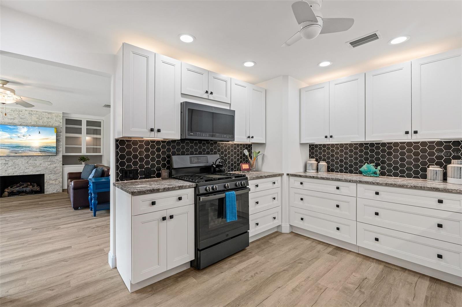 Image 10 of 32 For 7215 Westmoreland Drive