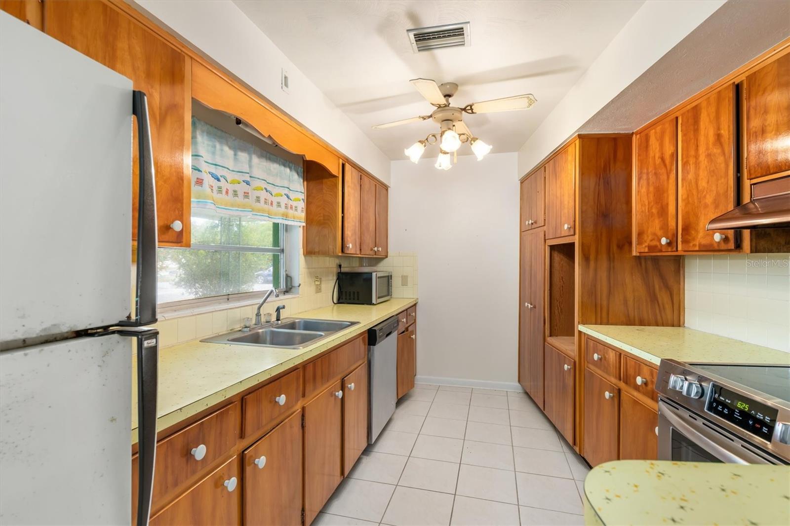 Image 10 of 41 For 565 Reading Street Nw