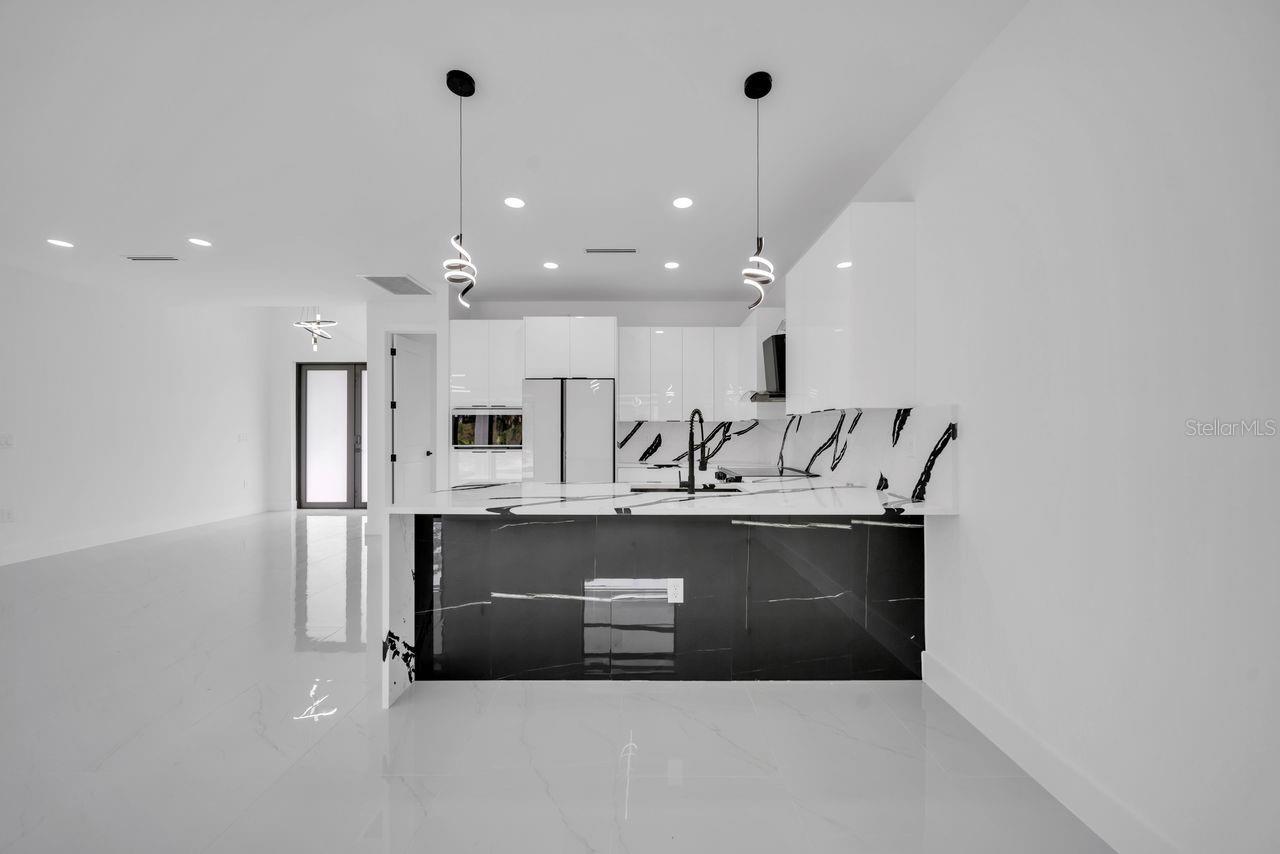 Image 7 of 33 For 803 Desoto Avenue