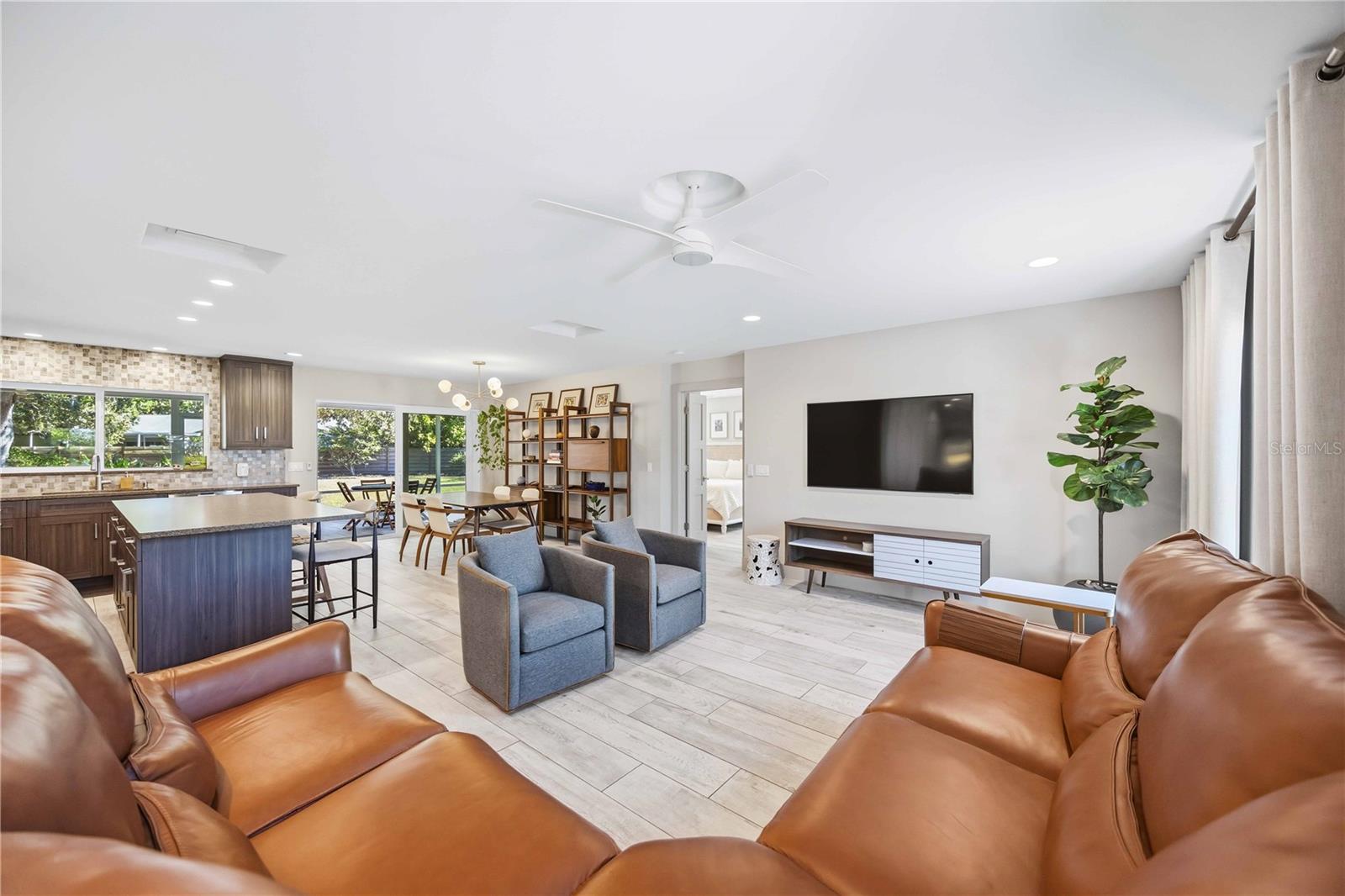 Image 5 of 48 For 2117 Riviera Drive