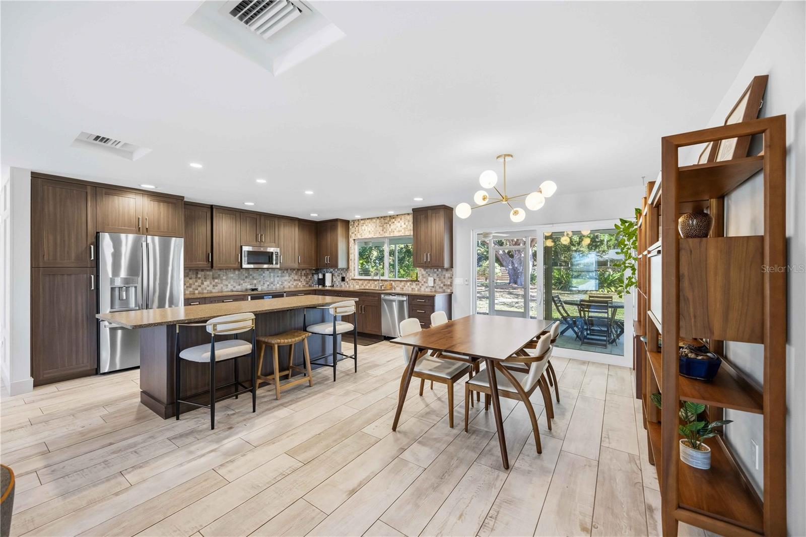 Image 6 of 48 For 2117 Riviera Drive