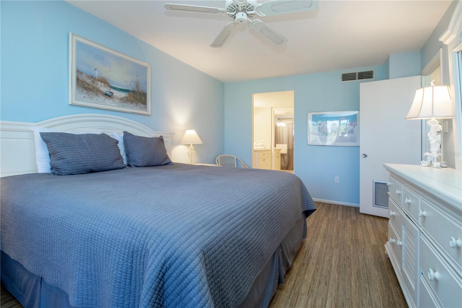 Image 17 of 50 For 6300 Midnight Pass Road 110