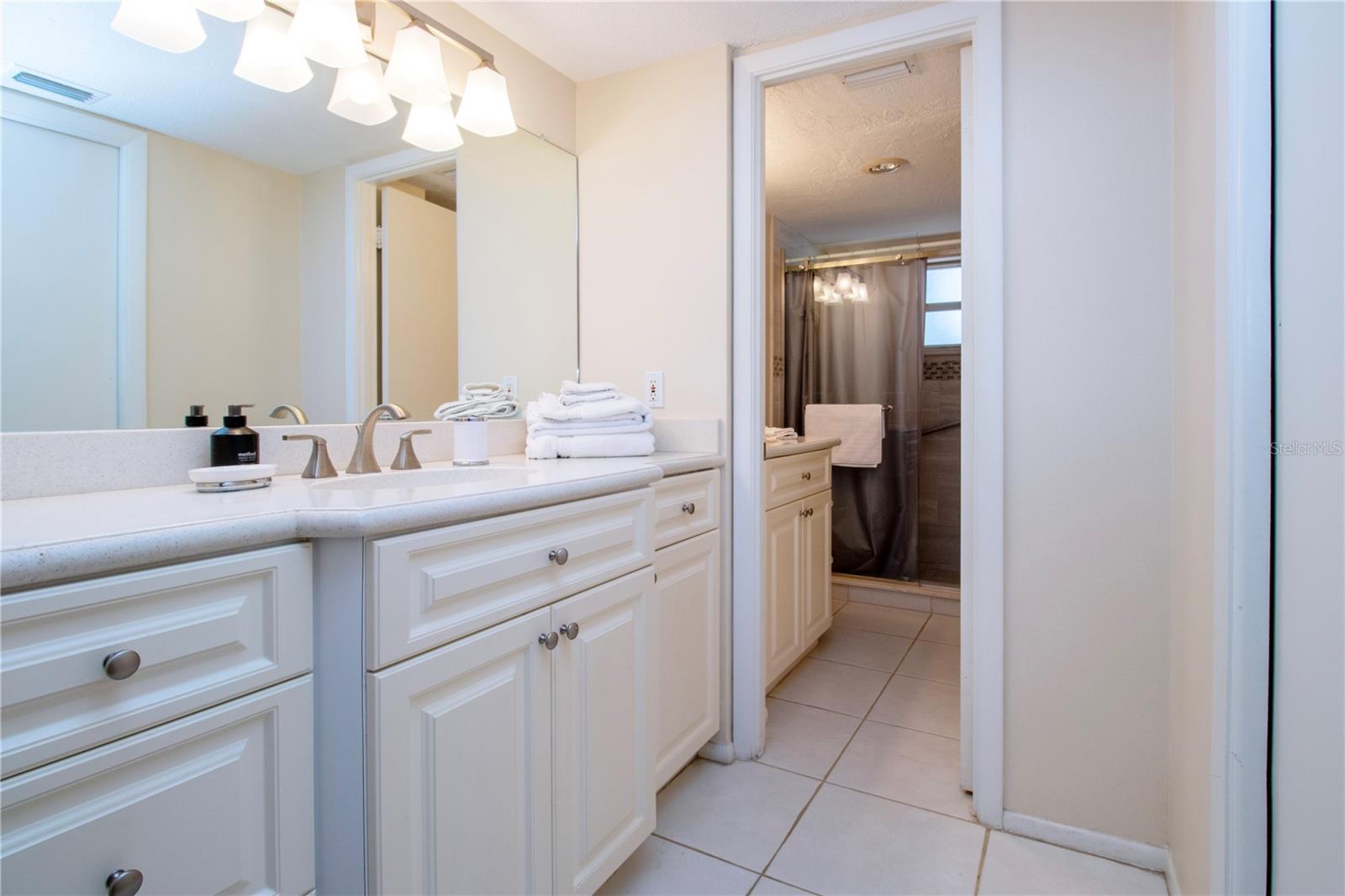 Image 18 of 50 For 6300 Midnight Pass Road 110