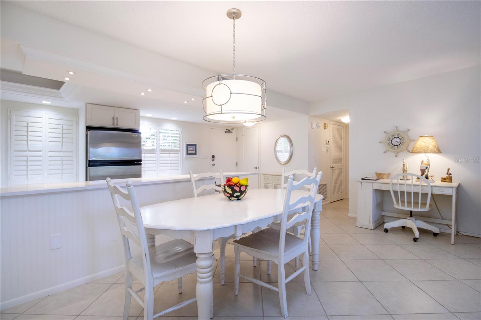 Image 3 of 50 For 6300 Midnight Pass Road 110