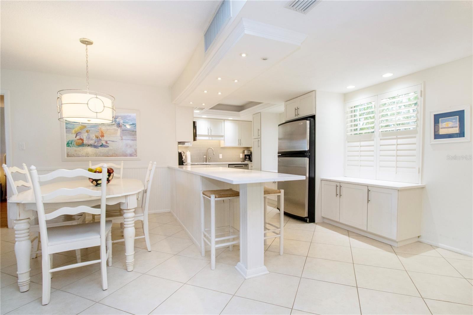 Image 4 of 50 For 6300 Midnight Pass Road 110