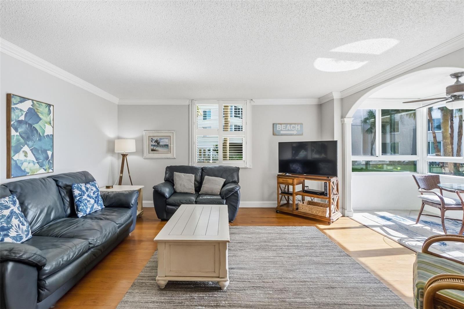 Image 11 of 48 For 5916 Midnight Pass Road W102