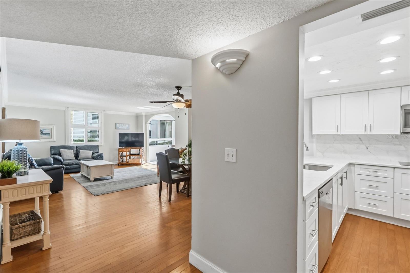 Image 17 of 48 For 5916 Midnight Pass Road W102