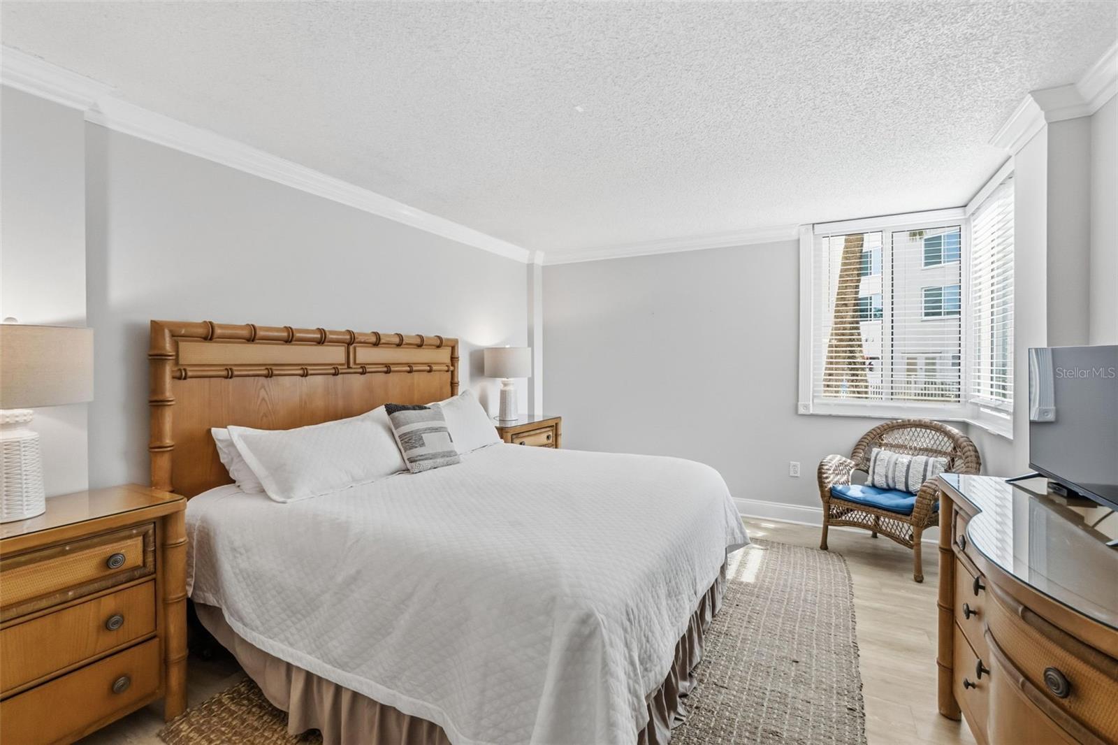 Image 23 of 48 For 5916 Midnight Pass Road W102