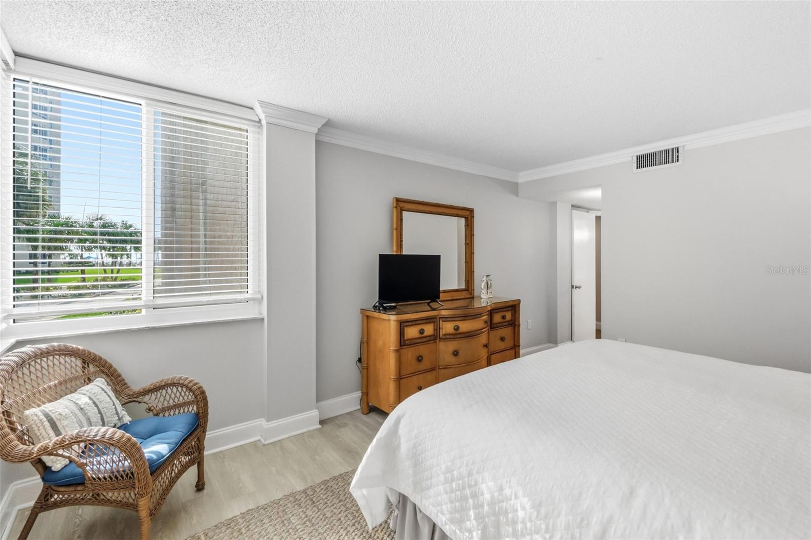 Image 25 of 48 For 5916 Midnight Pass Road W102