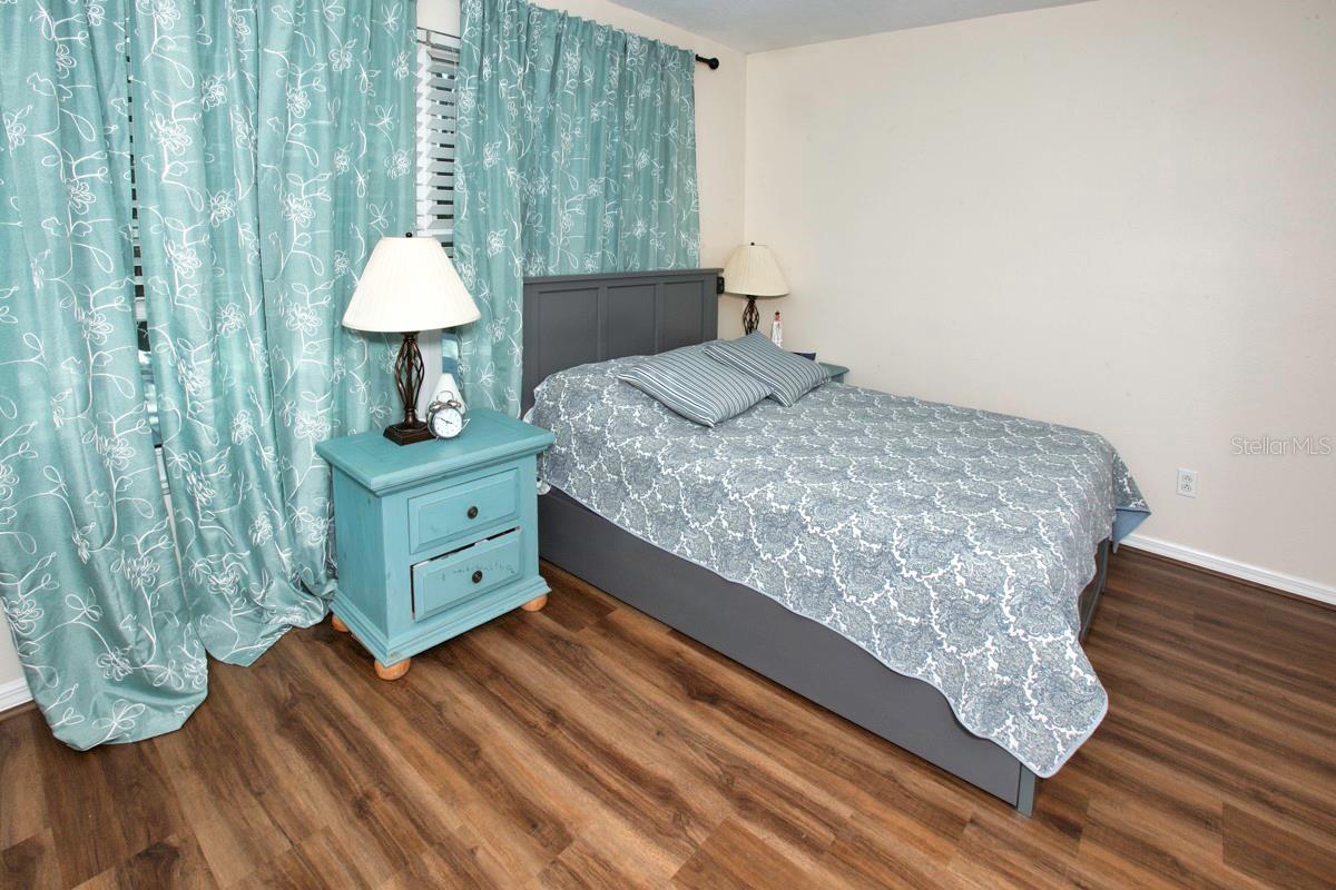 Image 28 of 36 For 208 36th Street Ne