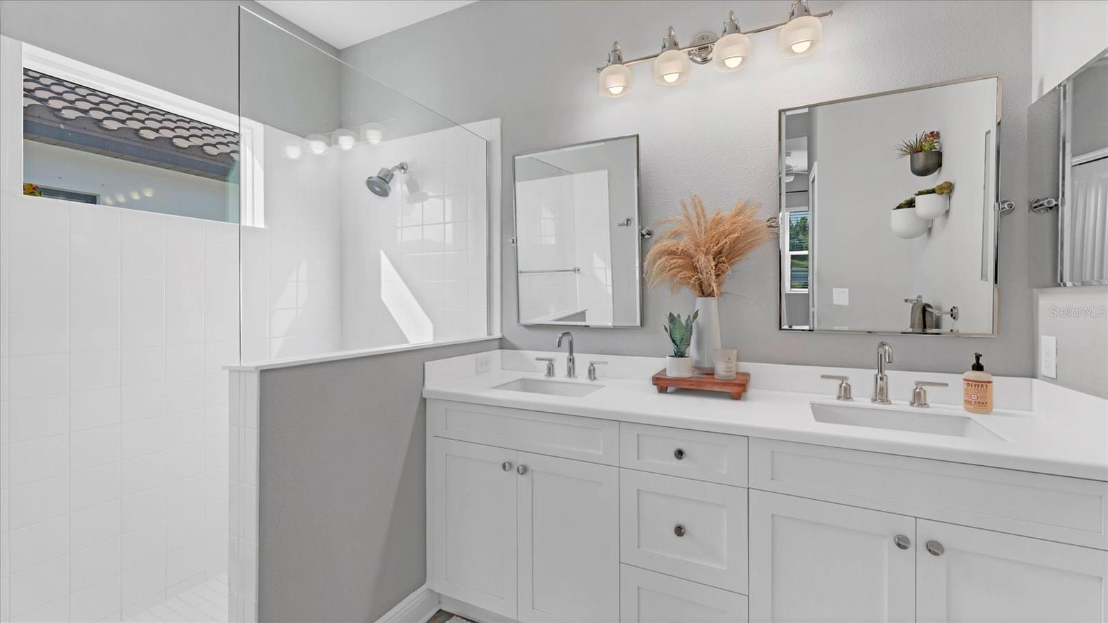 Image 28 of 72 For 12949 True Blue Circle