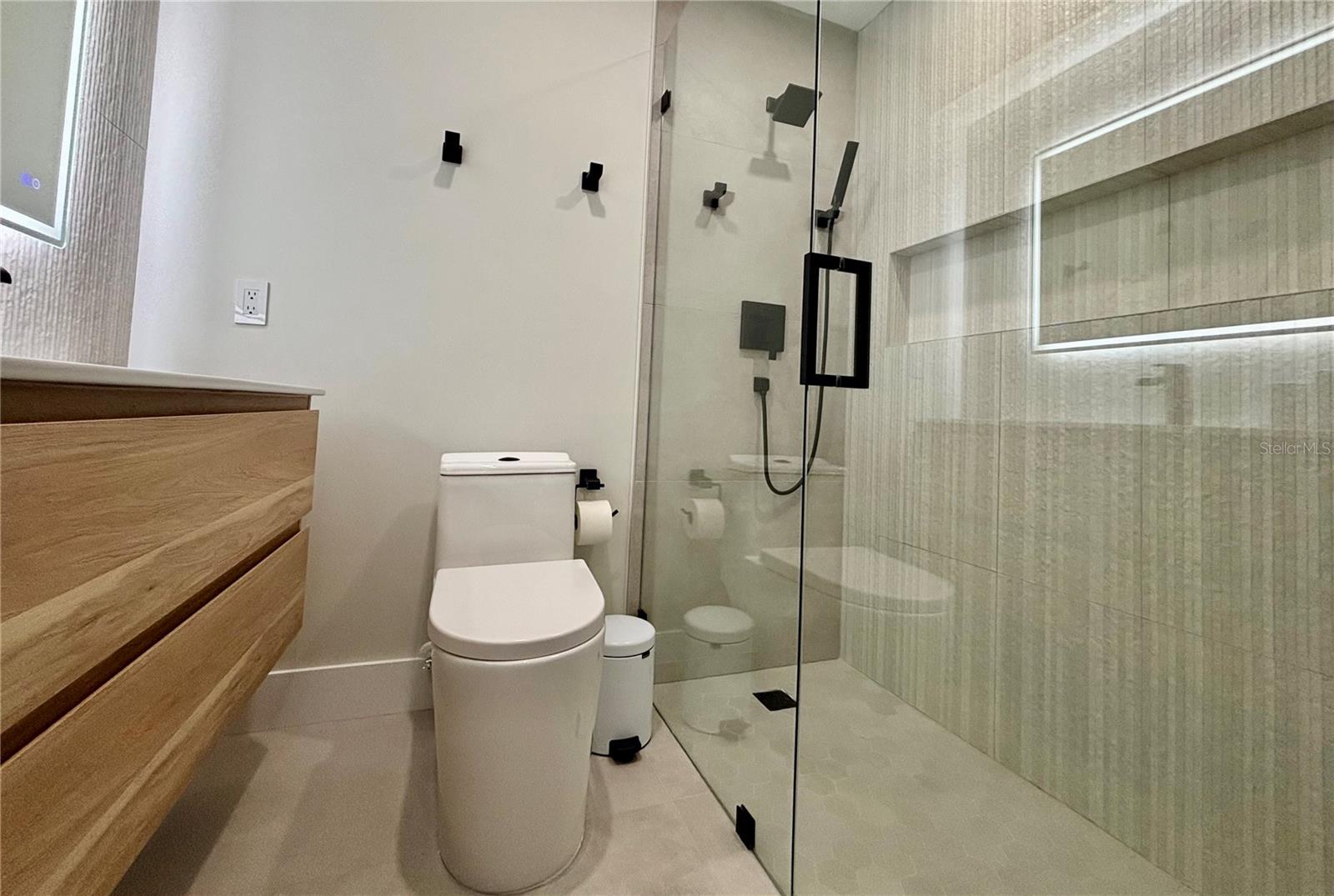 Image 16 of 54 For 6063 Peppertree Way 111