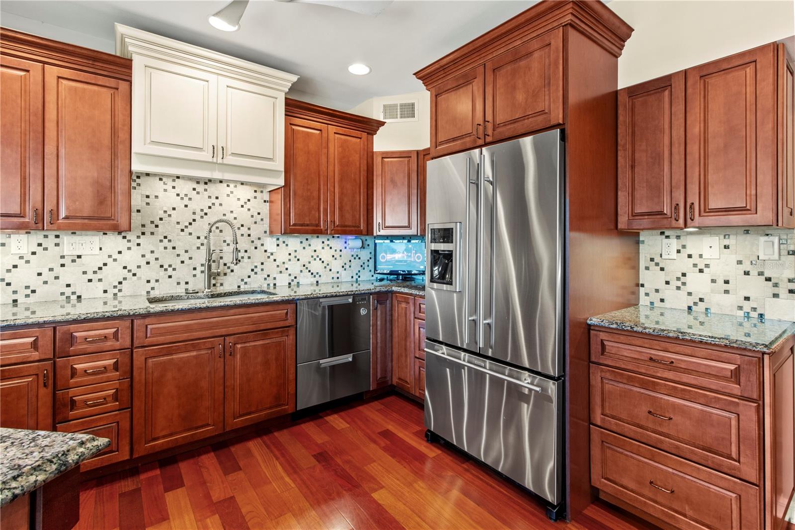 Image 12 of 45 For 4565 Bay Club Drive 27