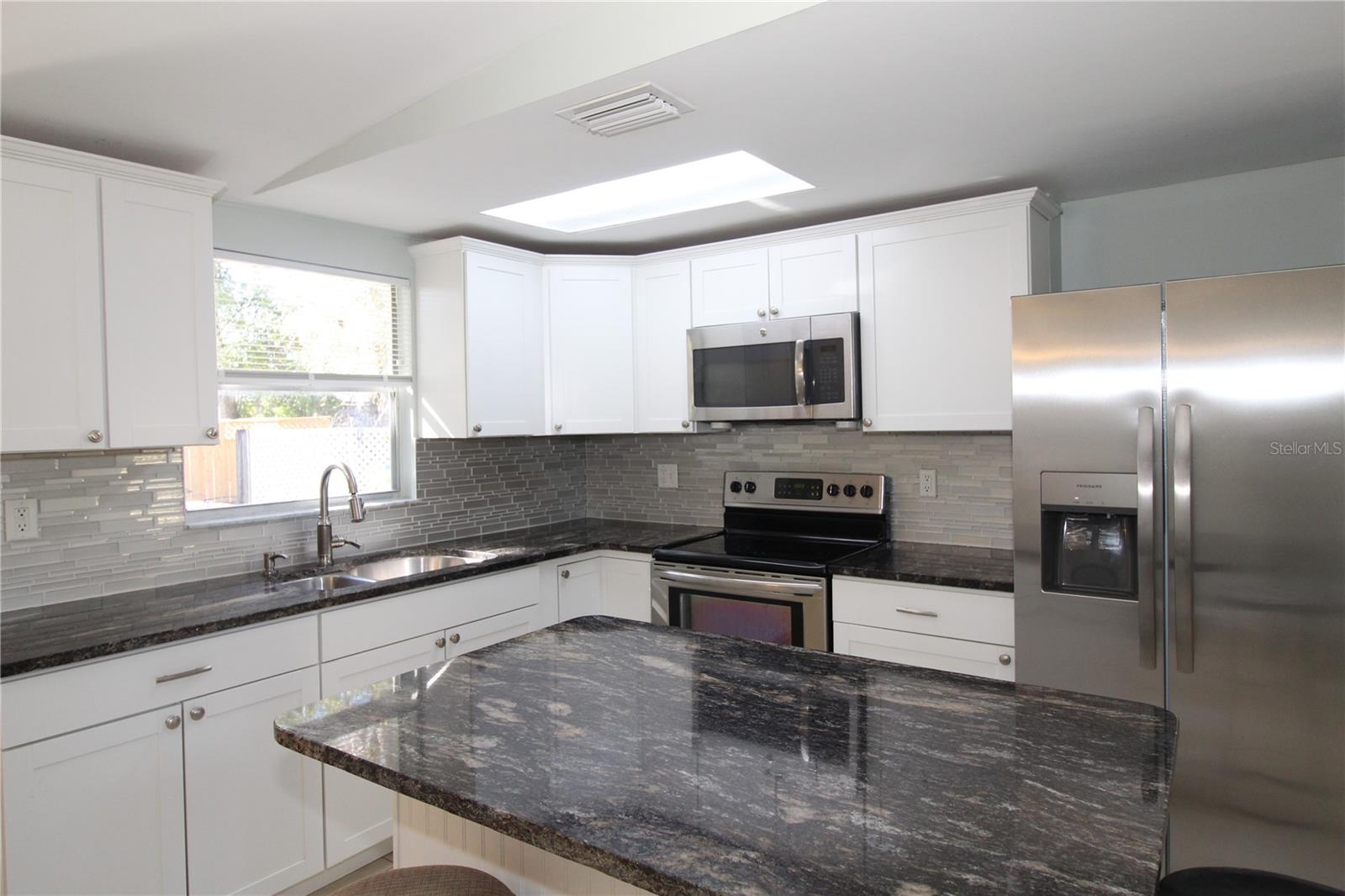 Image 5 of 20 For 2696 Loma Linda Street