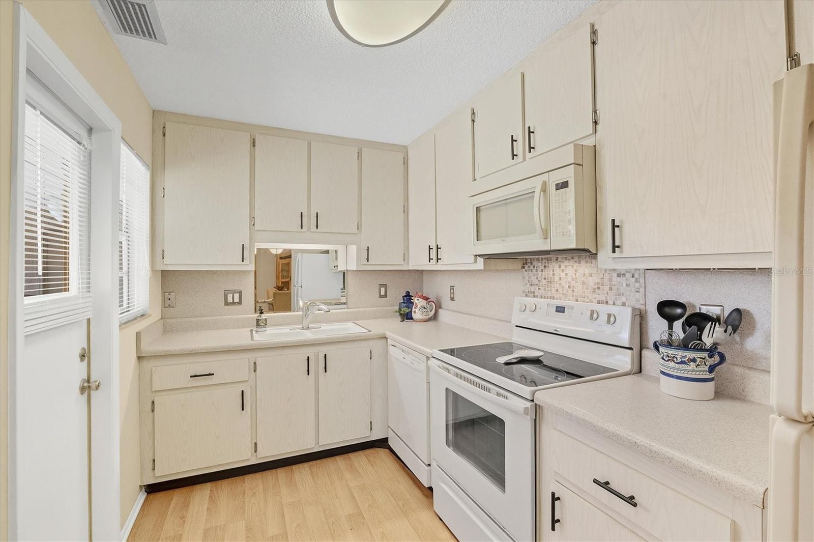 Image 11 of 44 For 390 301 Boulevard W 27c