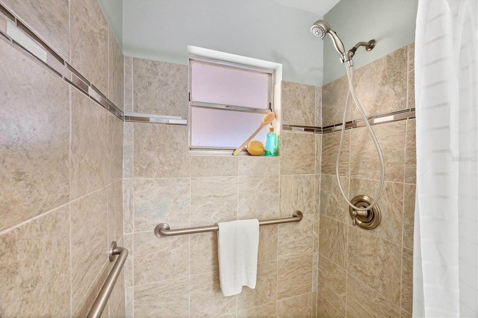 Image 21 of 44 For 390 301 Boulevard W 27c