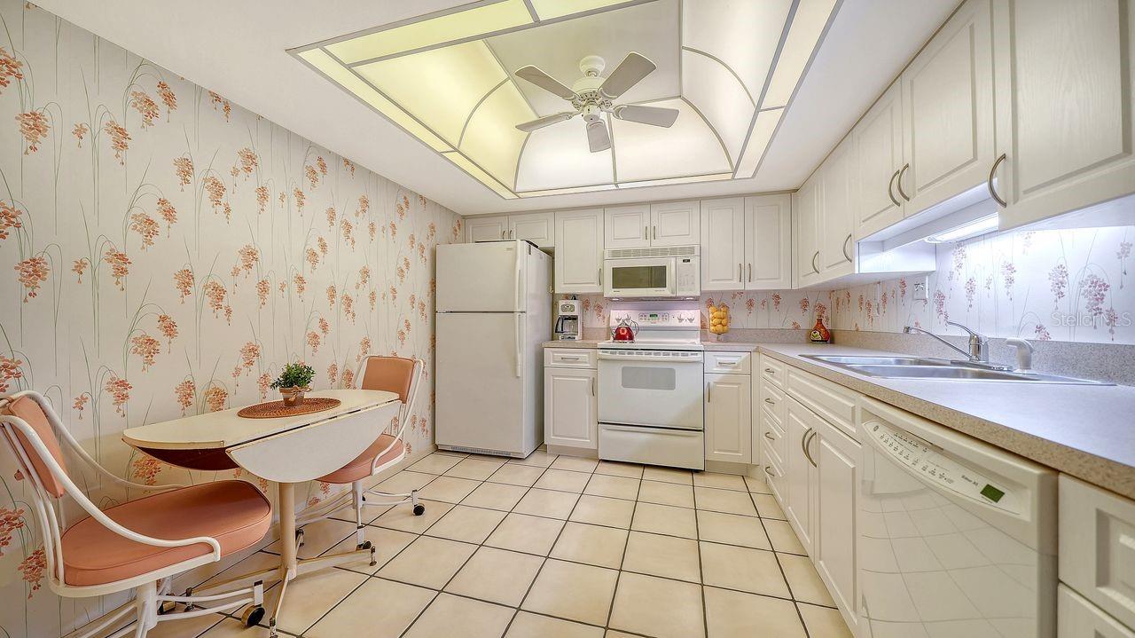 Listing photo id 9 for 1125 Peppertree Drive 302