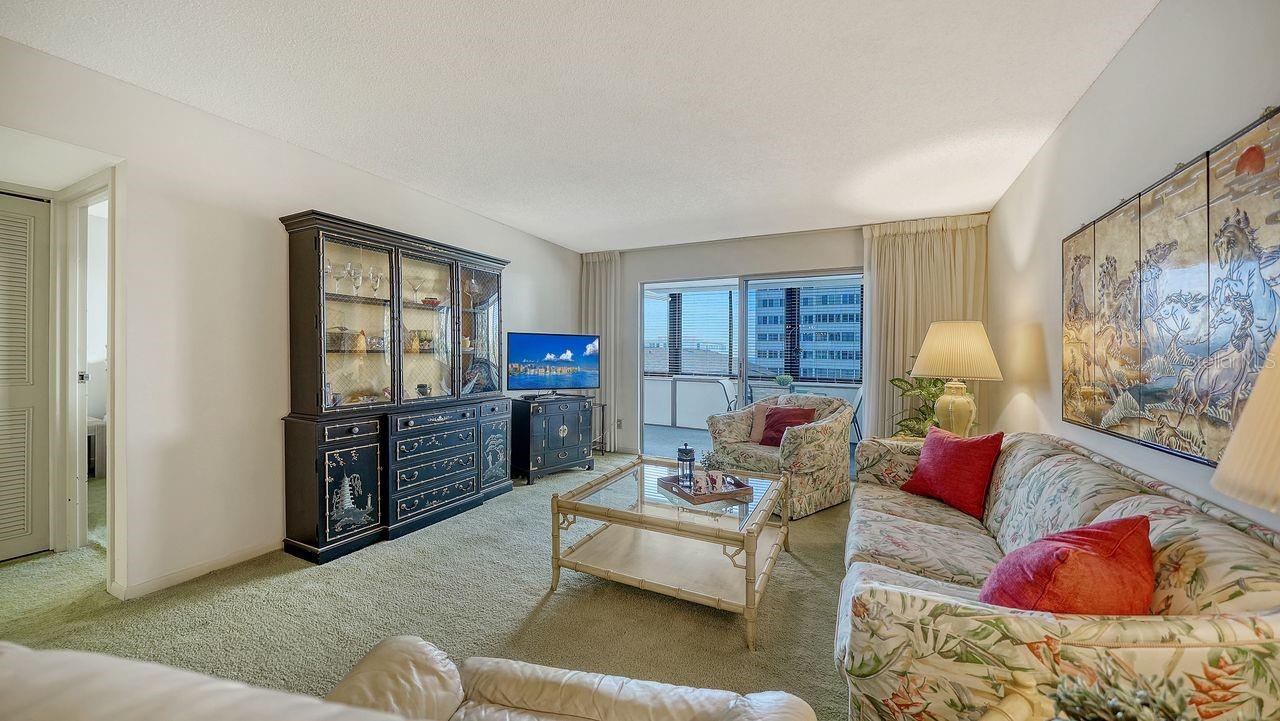 Listing photo id 2 for 1125 Peppertree Drive 302