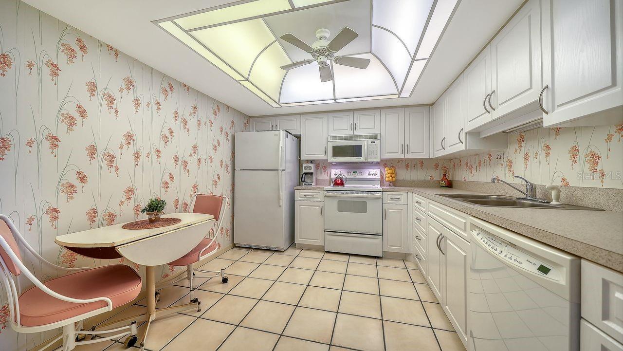 Listing photo id 7 for 1125 Peppertree Drive 302